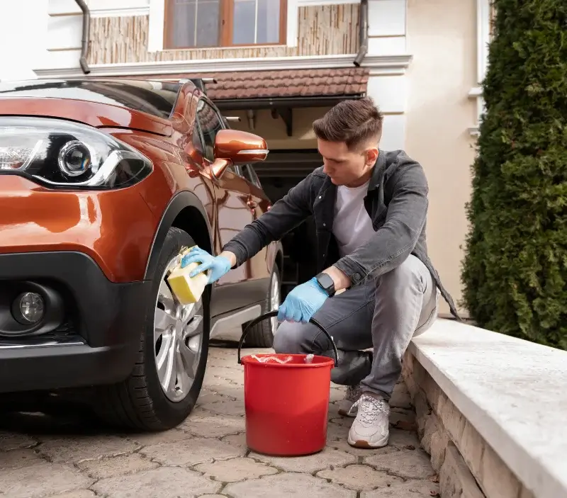 Lavage auto à domicile Dampierre-sur-le-Doubs : professionnel intervenant sur un véhicule